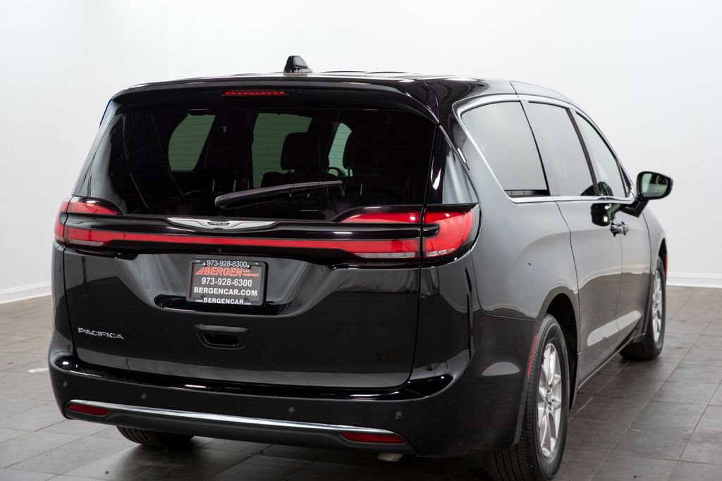 Used 2025 Chrysler Pacifica Select FWD image 14