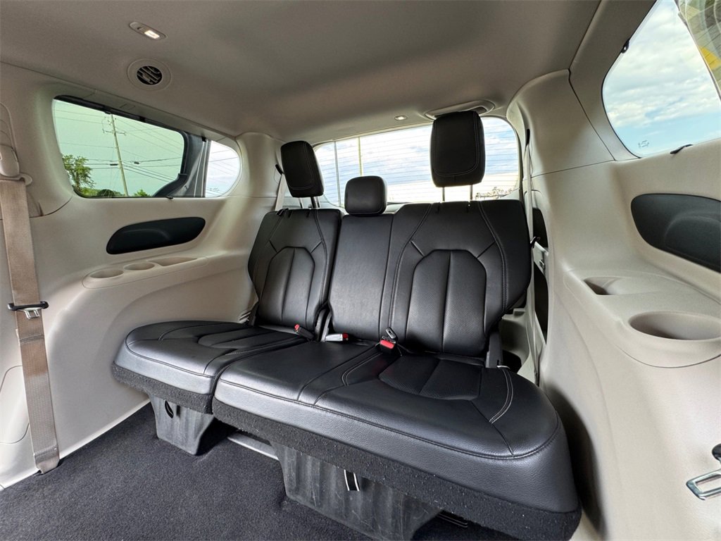 Used 2022 Chrysler Pacifica Touring-L image 32