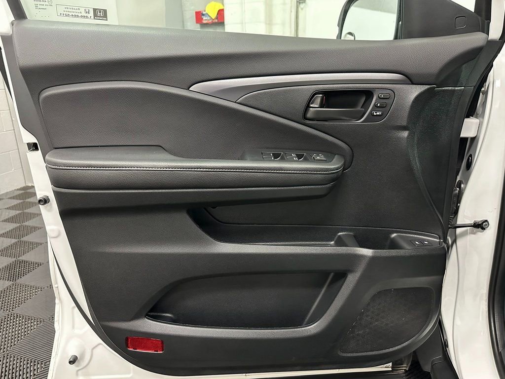 Used 2025 Honda Passport EX-L image 18