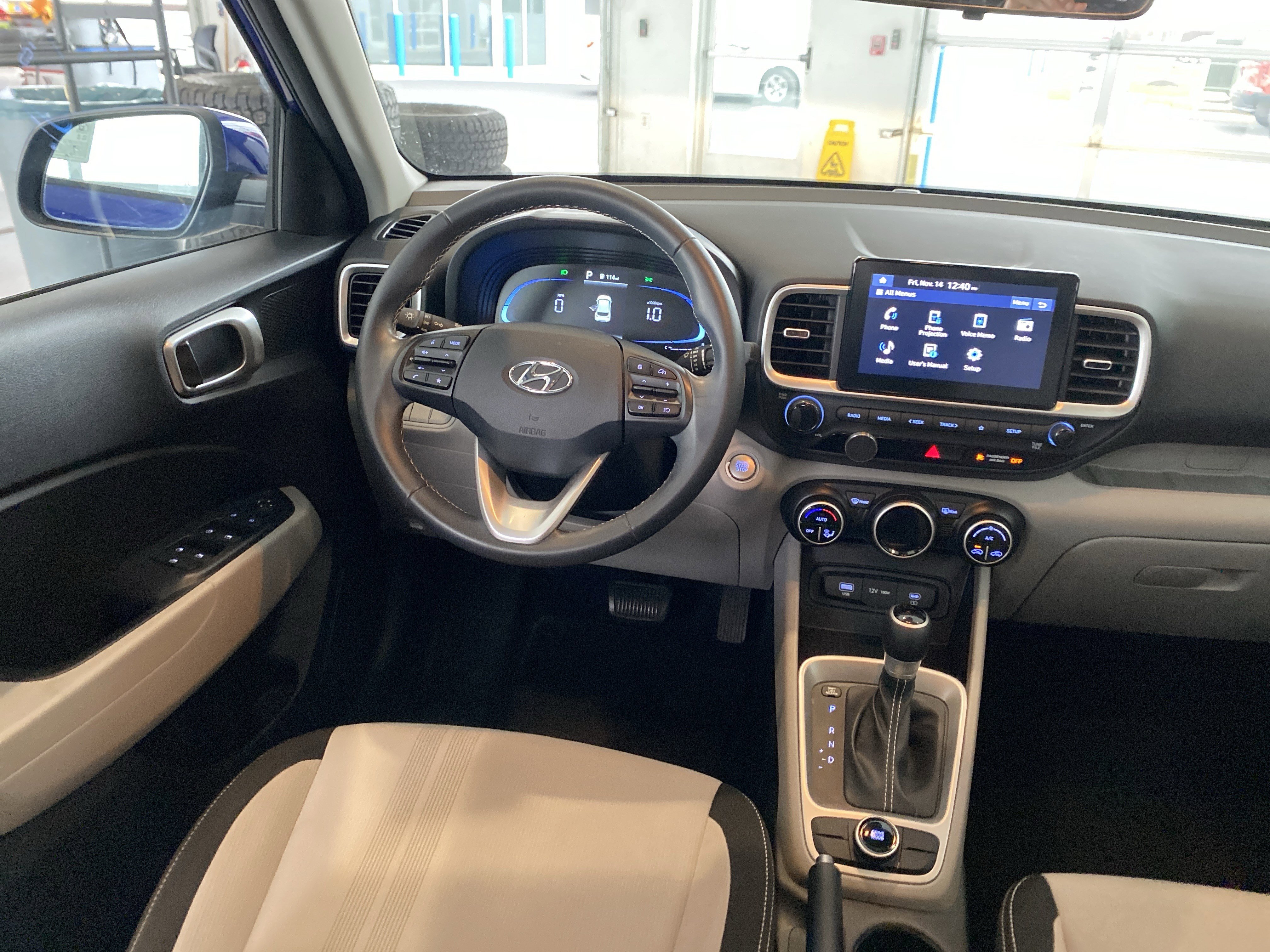 Used 2025 Hyundai Venue SEL image 23