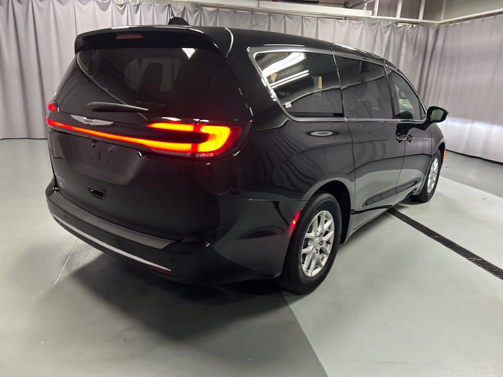 Used 2026 Chrysler Pacifica Select FWD image 7