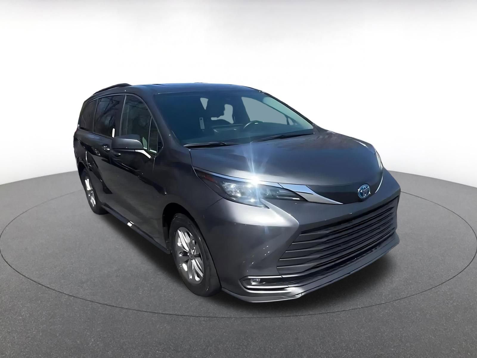 Used 2025 Toyota Sienna XLE image 3