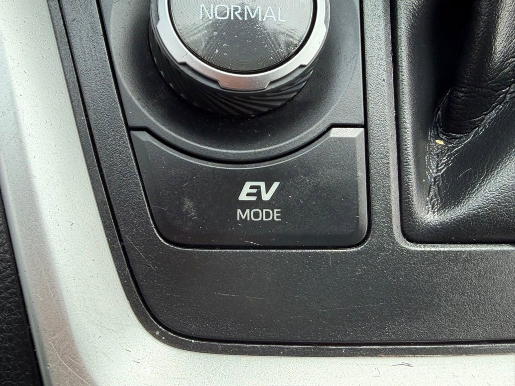 Used 2020 Toyota RAV4 Limited image 7