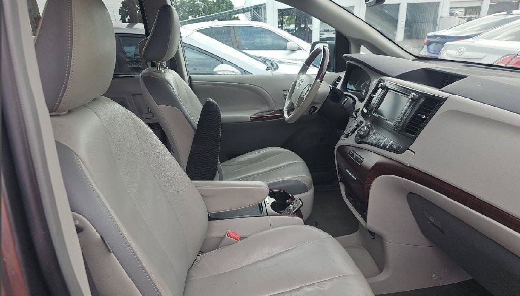 Used 2014 Toyota Sienna Limited w/ Limited Premium Package FWD image 7