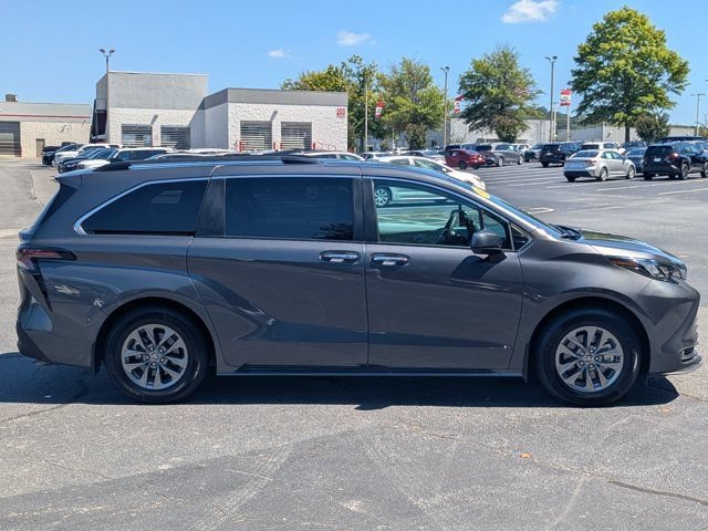 Used 2025 Toyota Sienna XLE FWD image 8