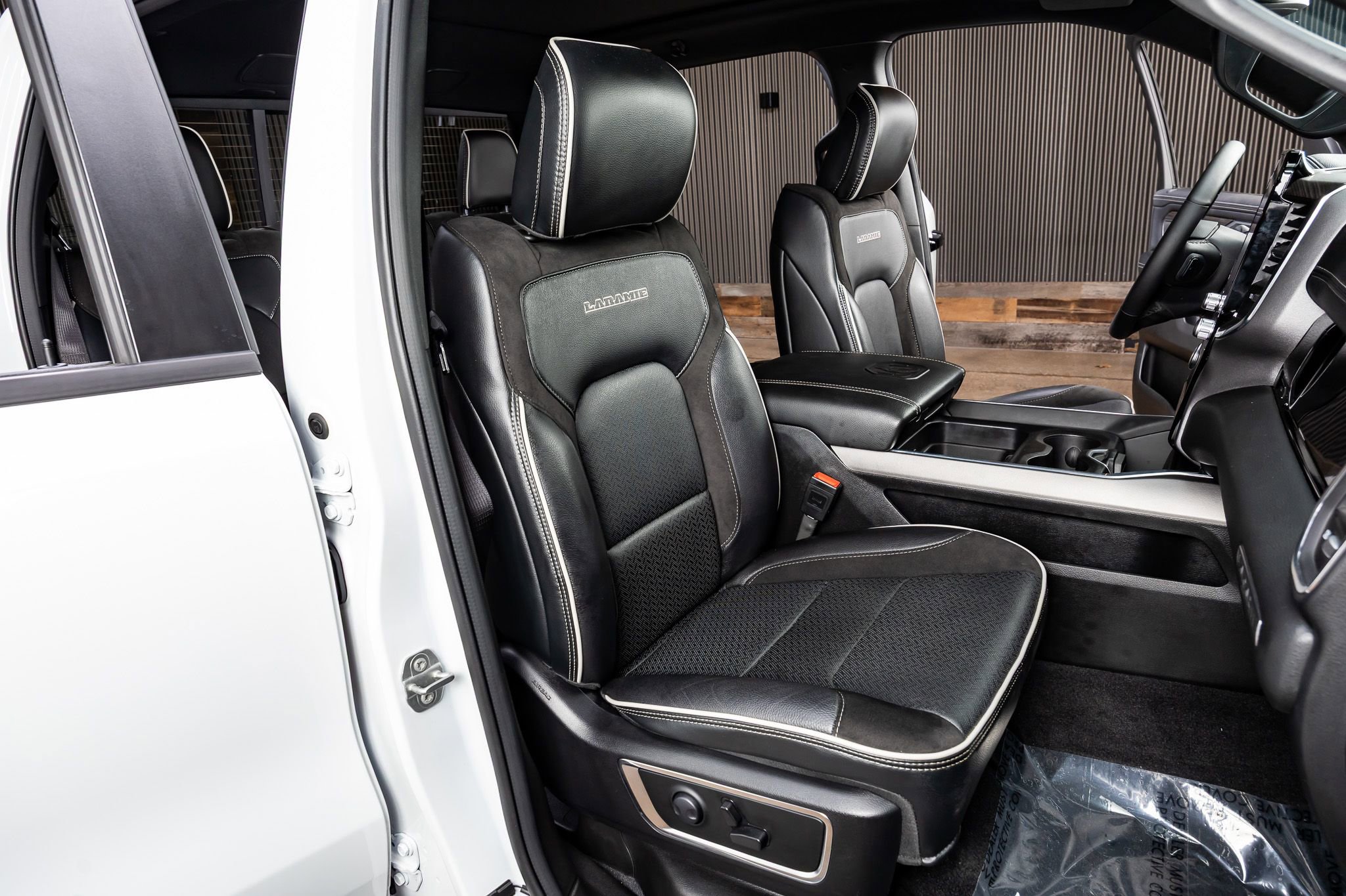 Used 2025 RAM 1500 Laramie w/ Night Edition image 32