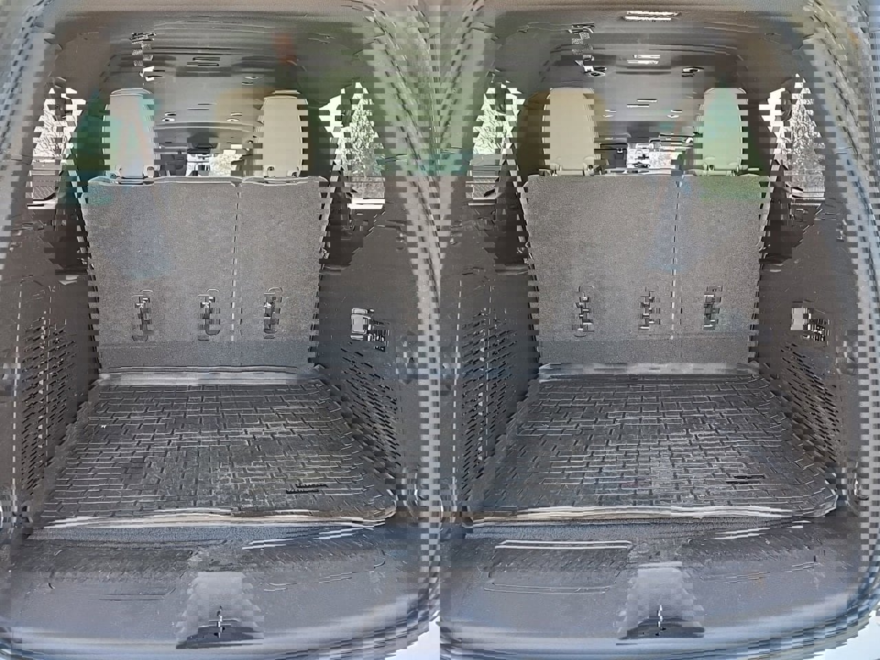 Used 2022 Chevrolet Suburban LT w/ Luxury Package image 34