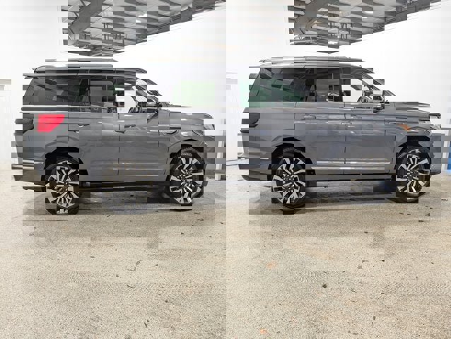 Used 2021 Lincoln Navigator Reserve w/ Luxury Package image 2