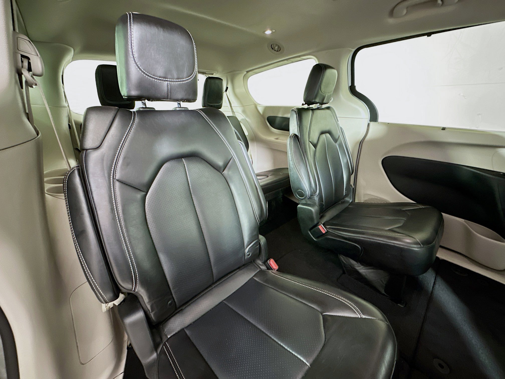 Used 2023 Chrysler Pacifica Touring-L image 26