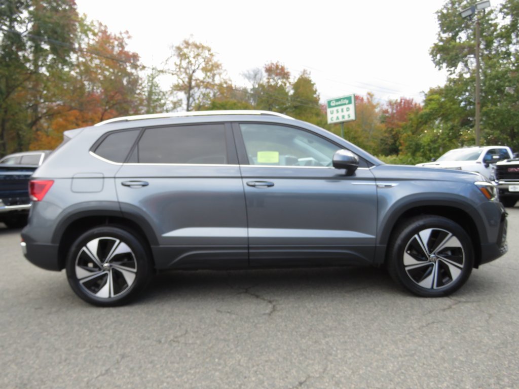 Used 2024 Volkswagen Taos SE w/ Panoramic Sunroof Package image 5