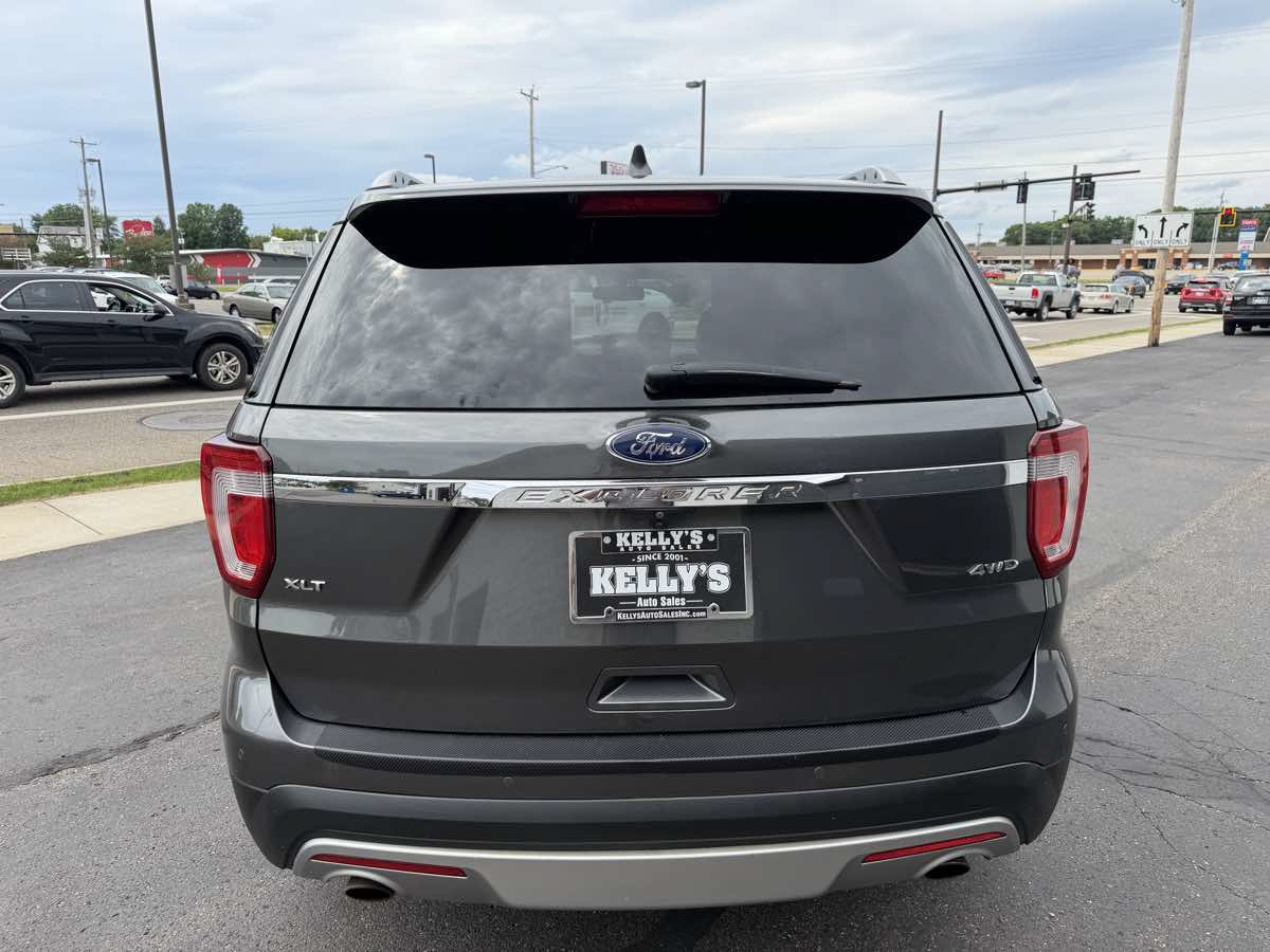 Used 2016 Ford Explorer XLT w/ Equipment Group 202A AWD/4WD image 4