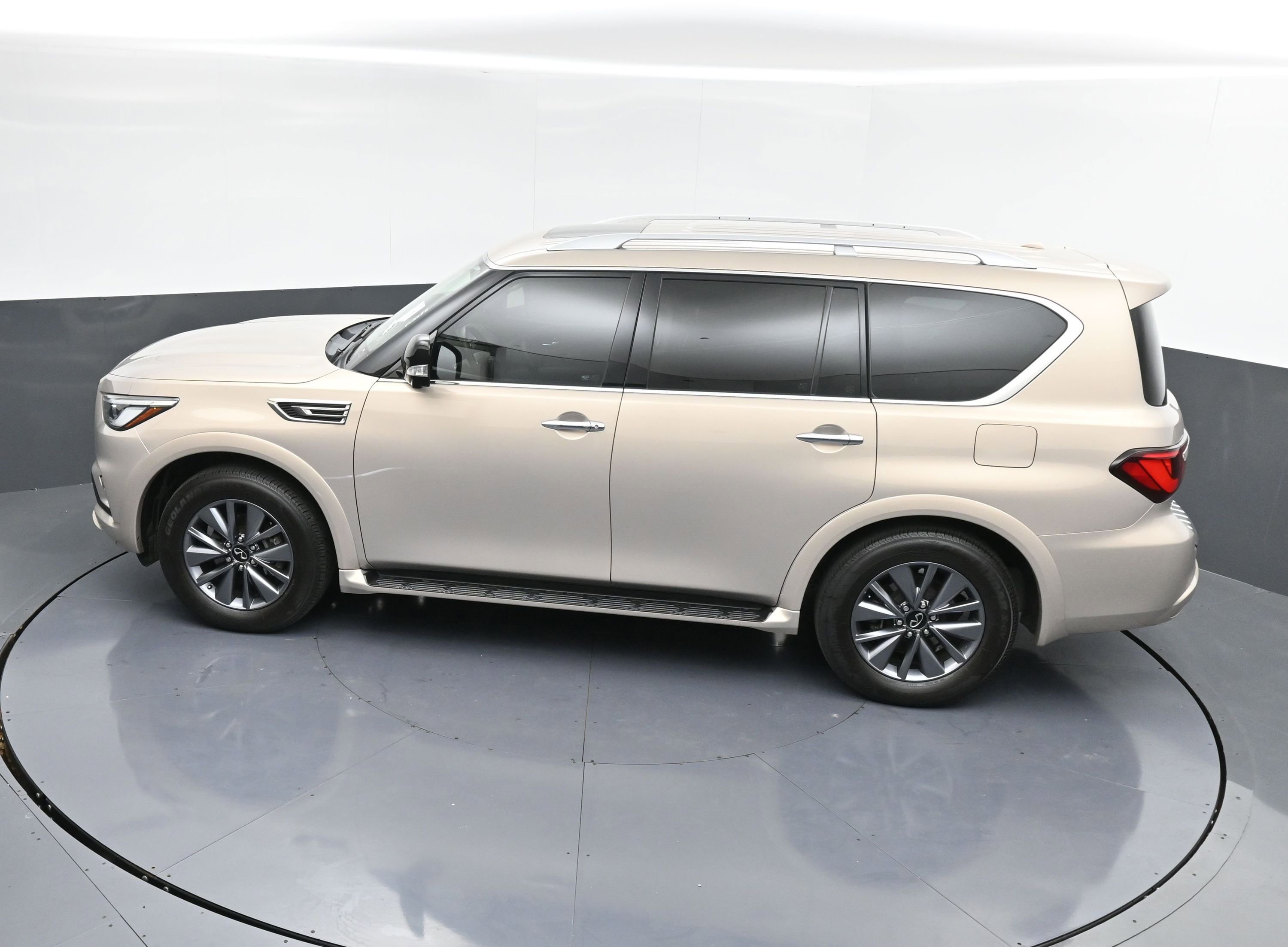 Used 2023 INFINITI QX80 Premium Select w/ All-Season Package image 41