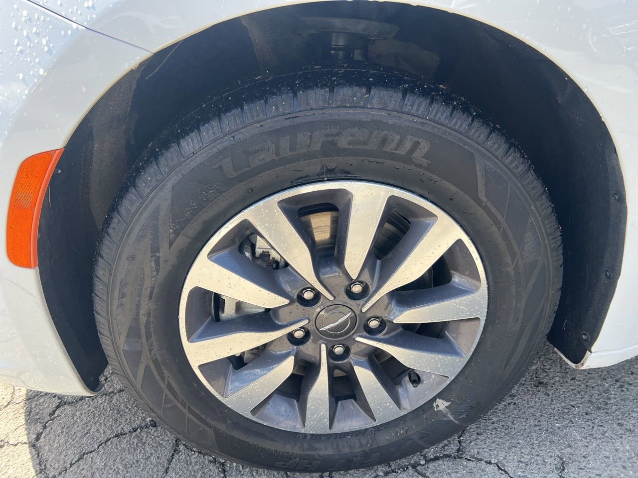 Used 2024 Chrysler Pacifica Select image 10