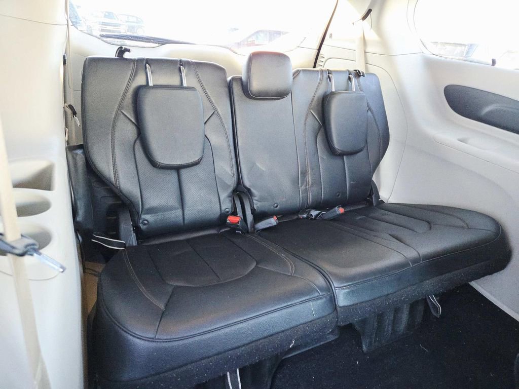 Used 2020 Chrysler Pacifica Touring-L image 15