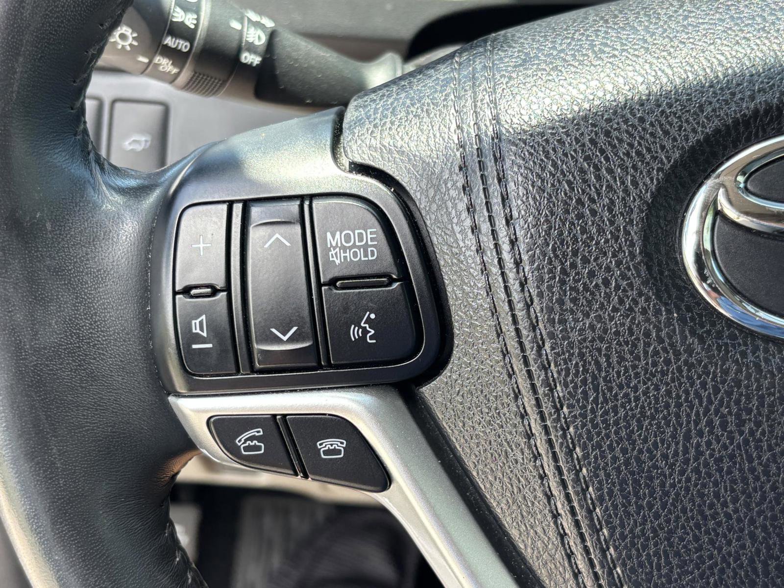 Used 2016 Toyota Highlander Limited Platinum image 33