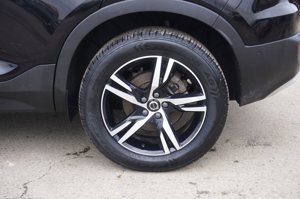 Used 2023 Volvo XC40 B5 Plus image 11