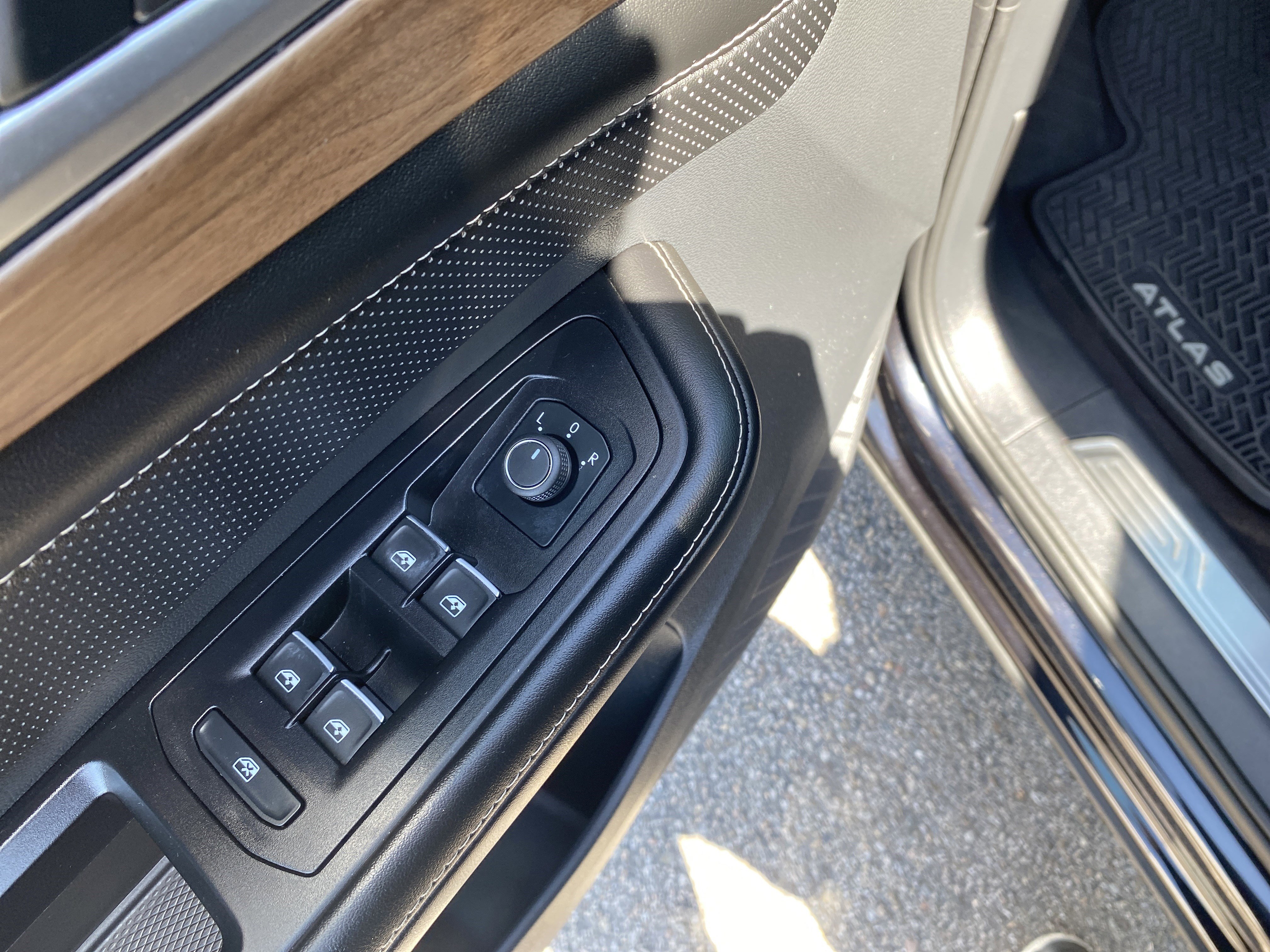Used 2024 Volkswagen Atlas SE AWD/4WD image 19