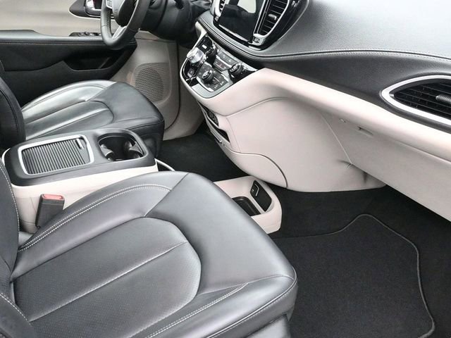 Used 2023 Chrysler Pacifica Touring-L image 9