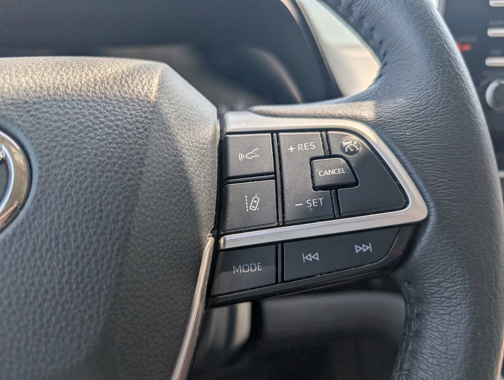 Used 2024 Toyota Sienna XLE FWD image 21