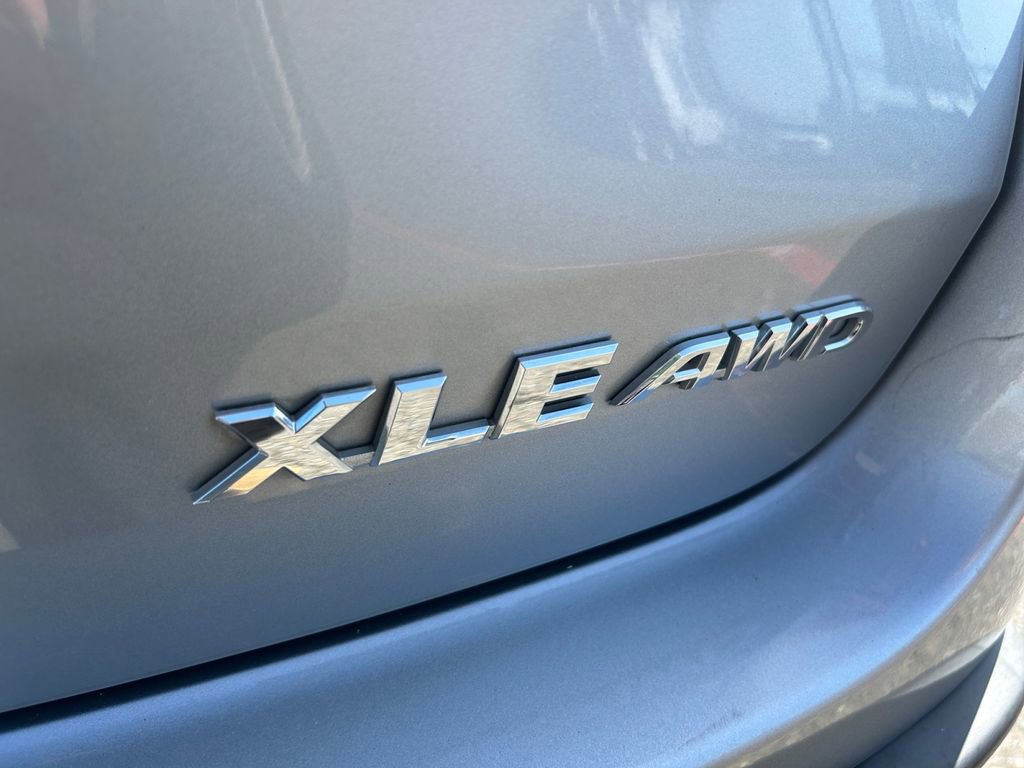 Used 2019 Toyota Highlander XLE AWD/4WD image 32