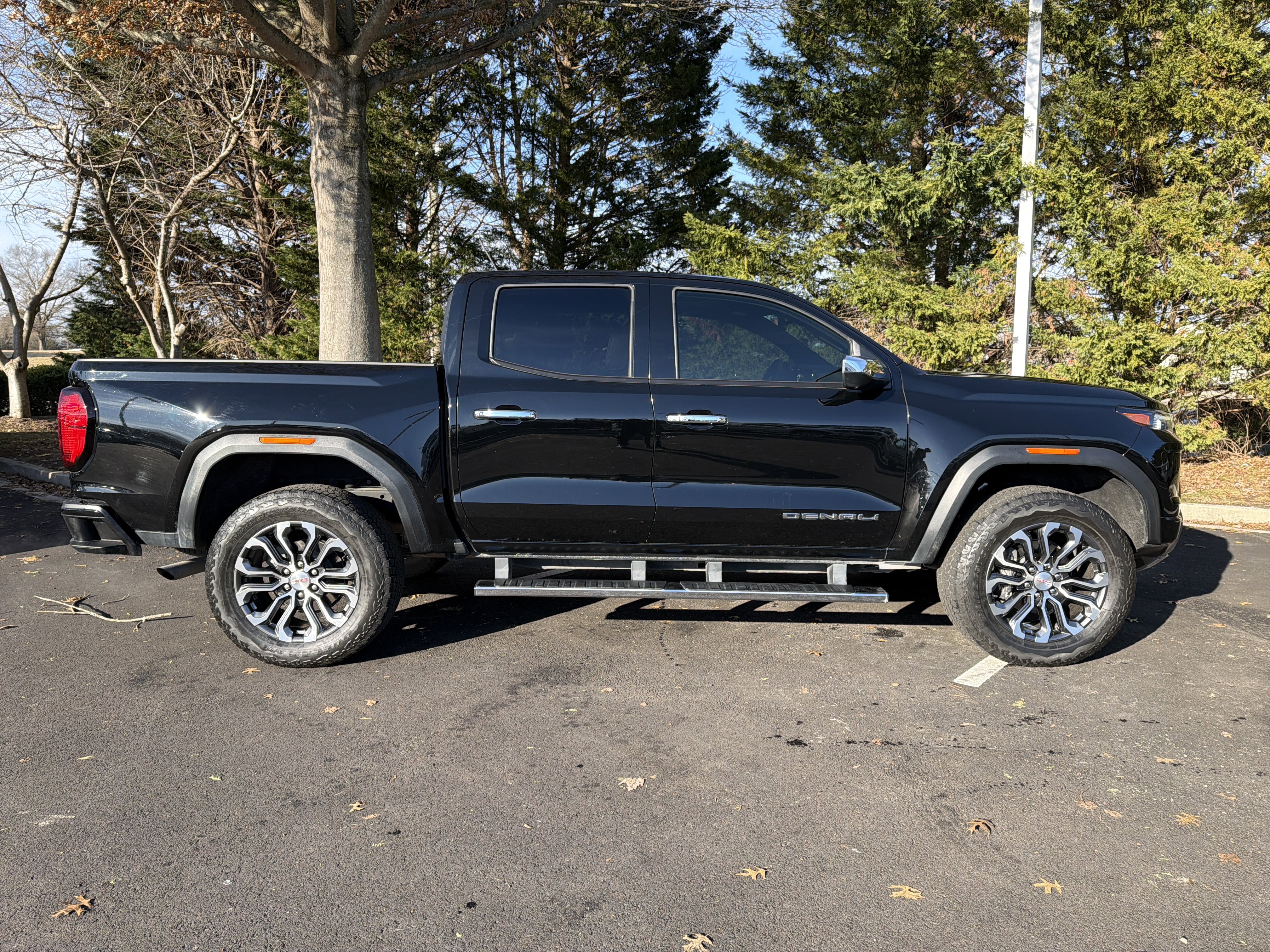 Used 2024 GMC Canyon Denali AWD/4WD image 11