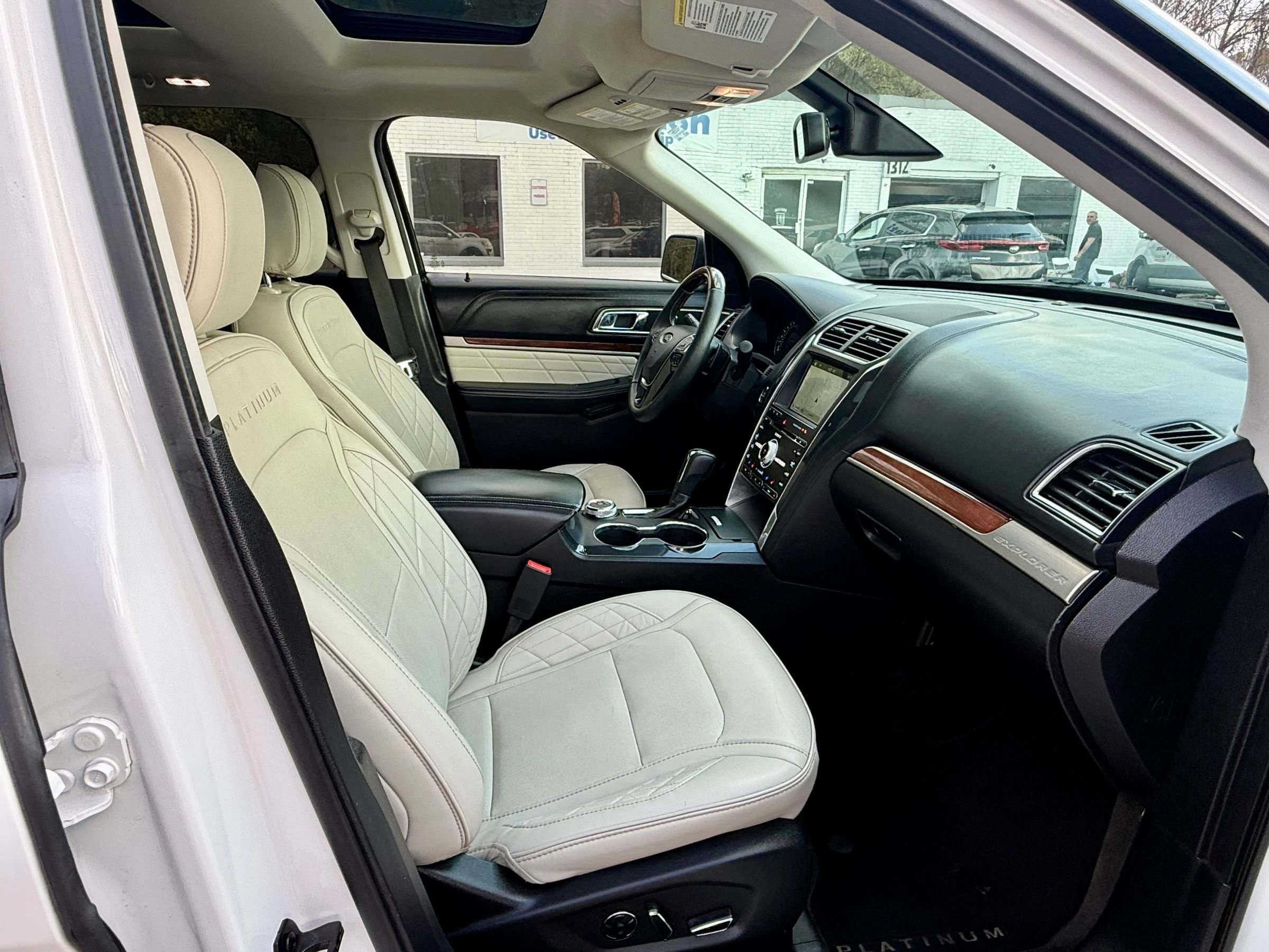 Used 2018 Ford Explorer Platinum image 13