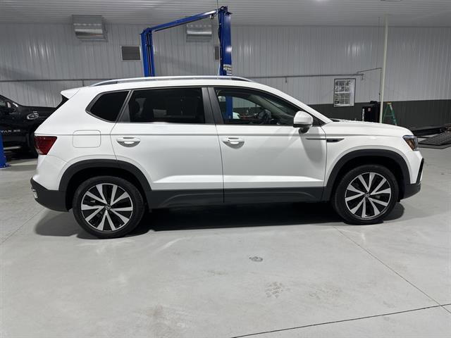 Certified 2022 Volkswagen Taos SE image 8