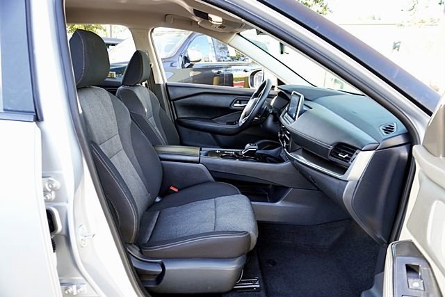 Used 2024 Nissan Rogue SV image 11