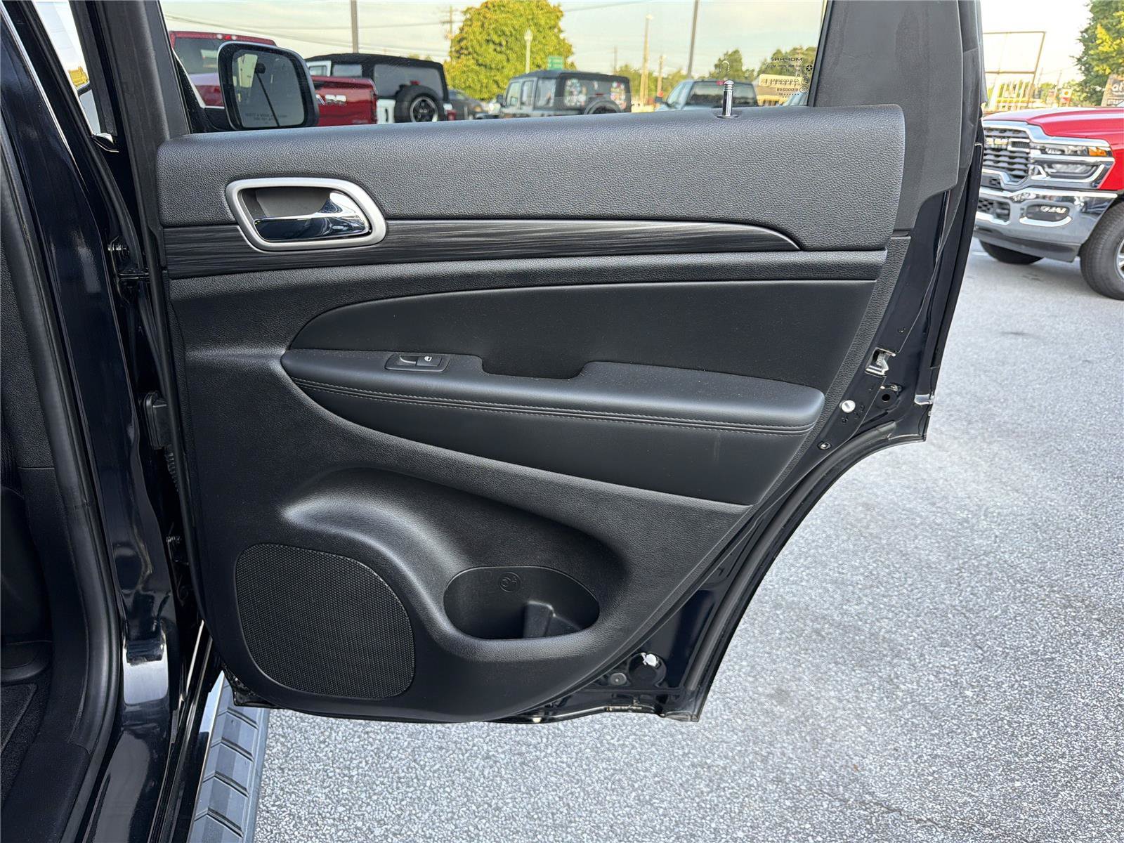 Used 2022 Jeep Grand Cherokee Laredo X AWD/4WD image 15