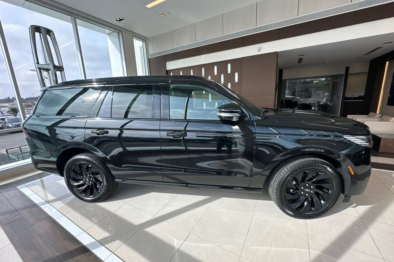 New 2026 Lincoln Navigator Reserve w/ Jet Appearance Package image 2