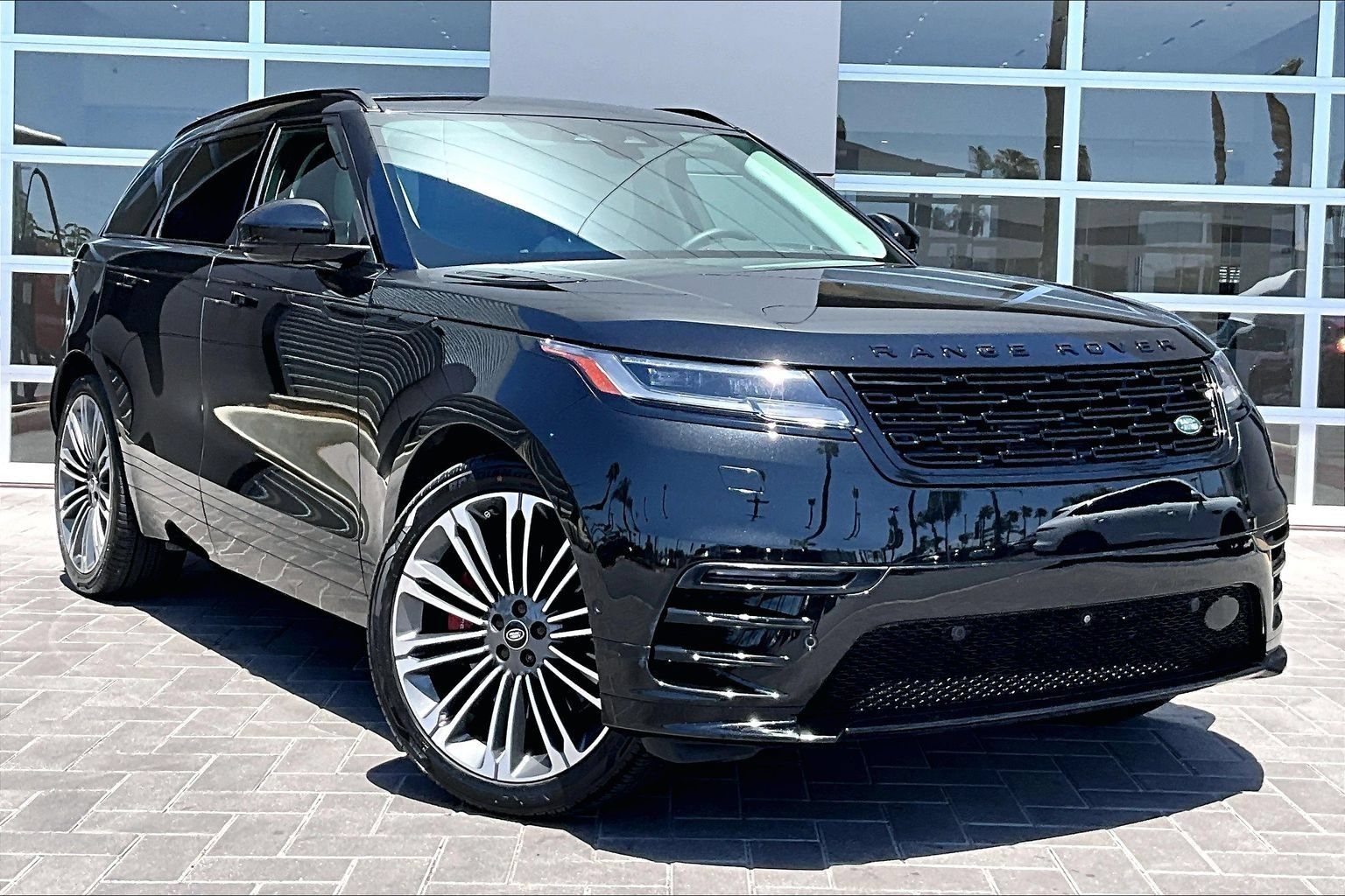 Certified 2025 Land Rover Range Rover Velar Dynamic SE AWD/4WD image 3