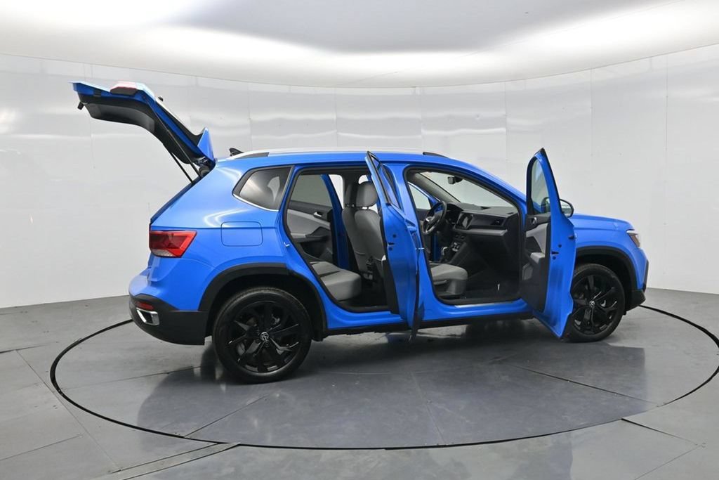Used 2023 Volkswagen Taos SE w/ Panoramic Sunroof Package FWD image 4