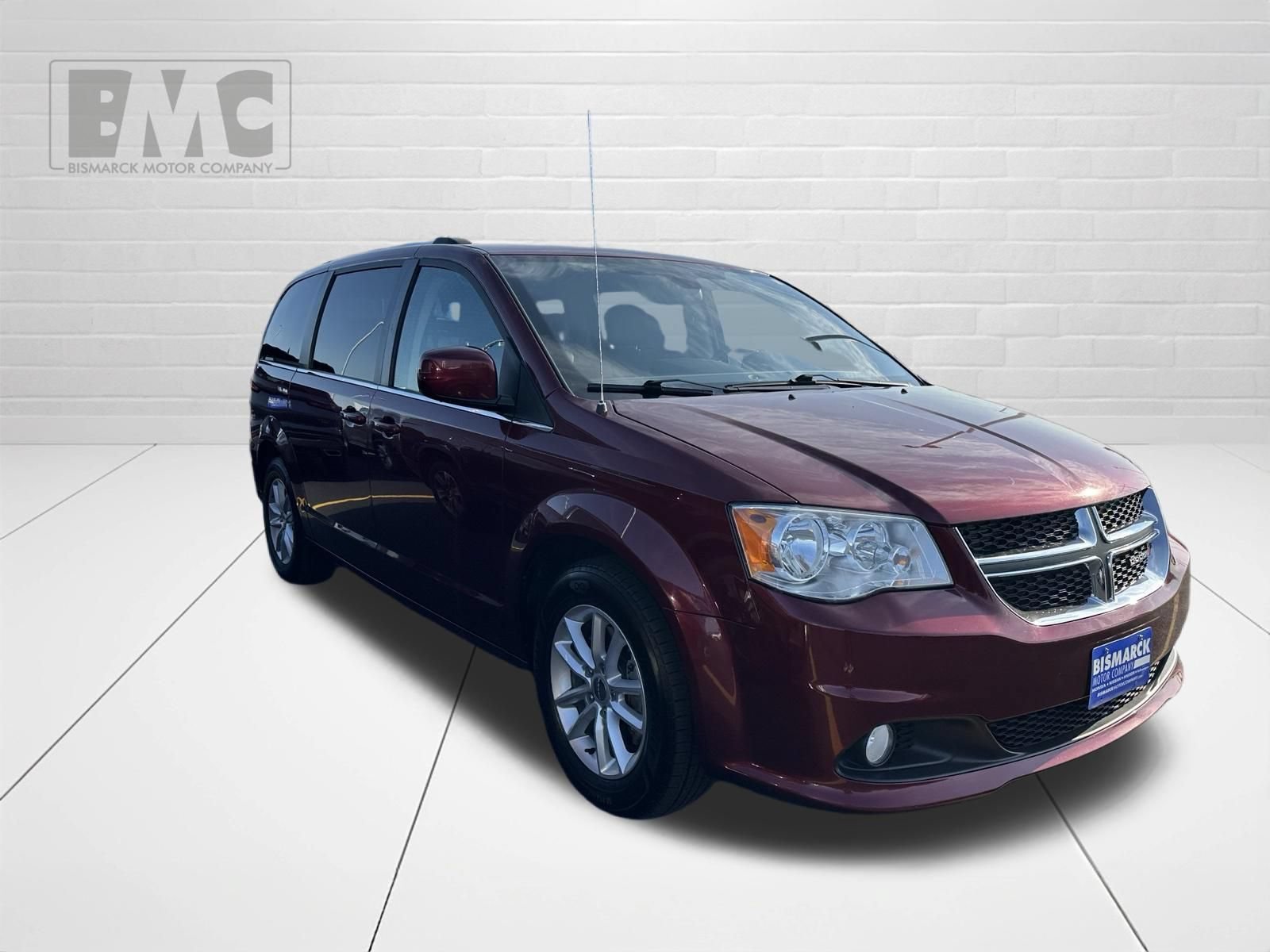 Used 2020 Dodge Grand Caravan SXT w/ Driver Convenience Group FWD image 2