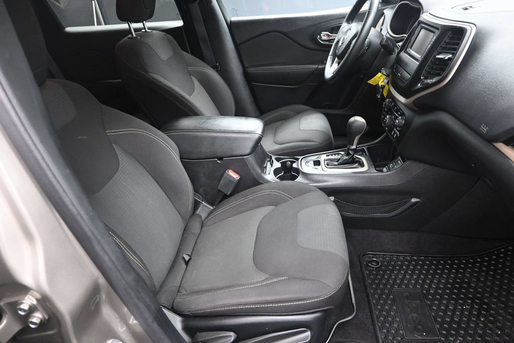 Used 2017 Jeep Cherokee Latitude w/ Cold Weather Group FWD image 33