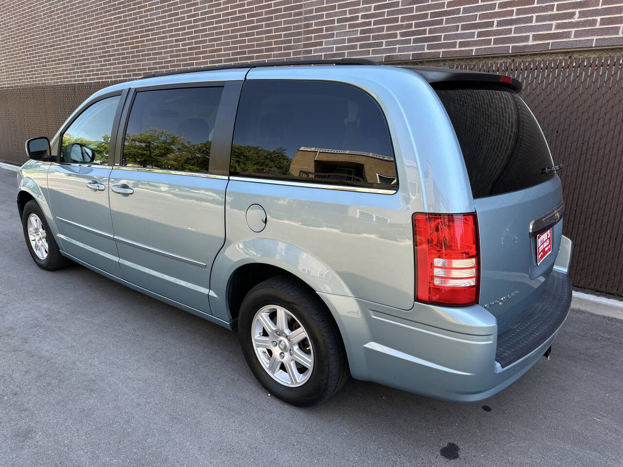 Used 2010 Chrysler Town & Country Touring image 6