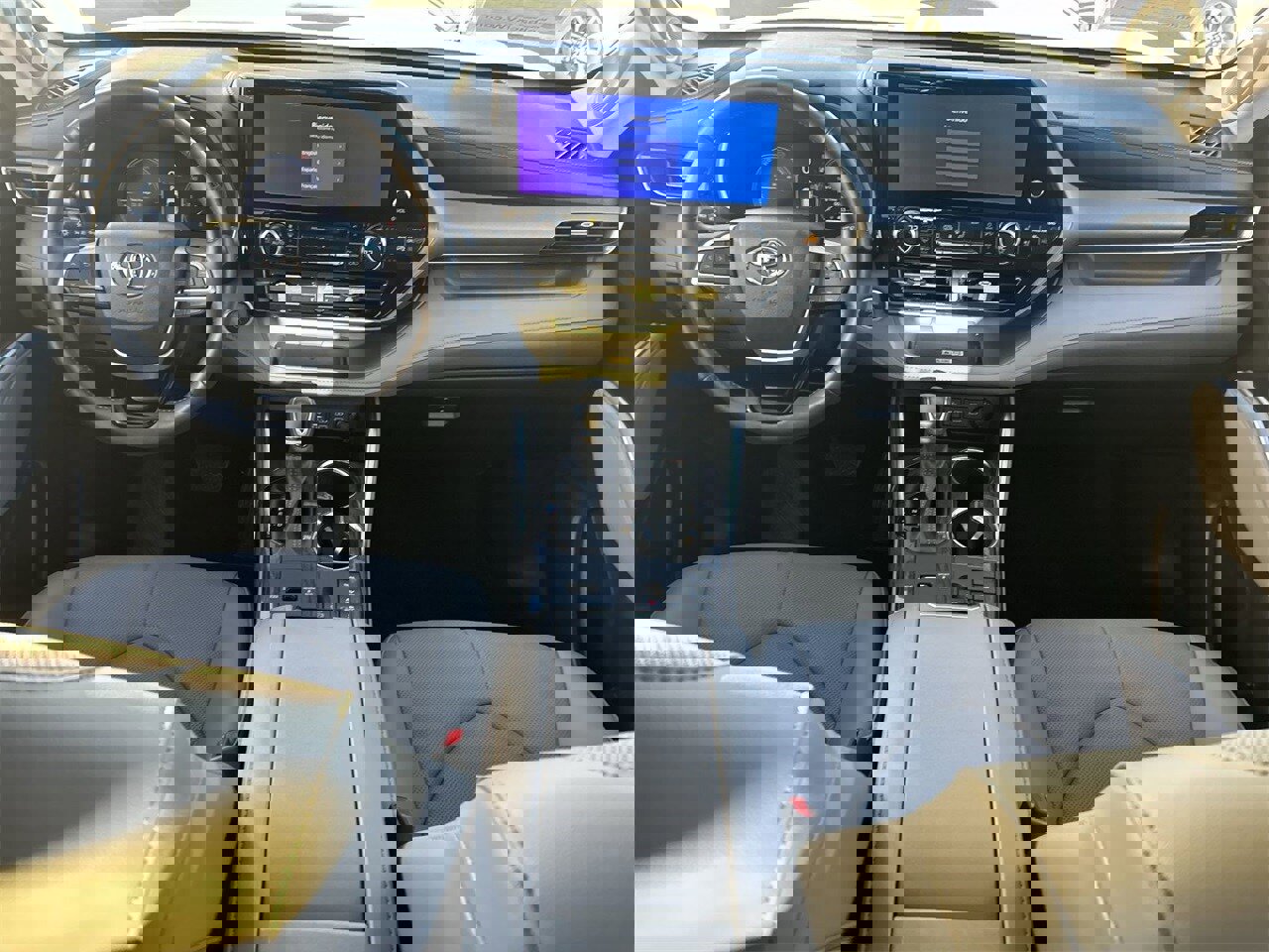 Used 2024 Toyota Highlander Limited image 12