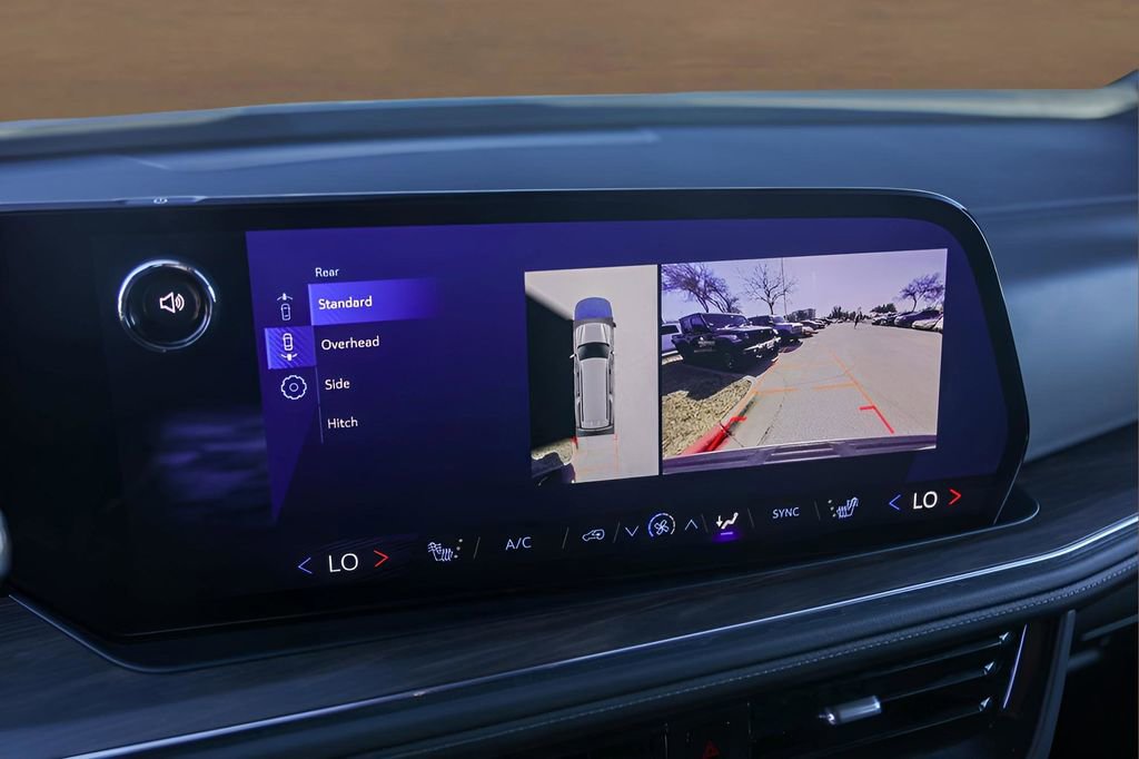 Used 2025 Chevrolet Suburban Z71 image 17