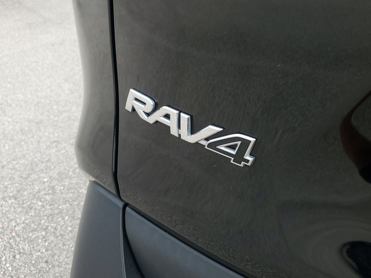 Used 2024 Toyota RAV4 XLE FWD image 6