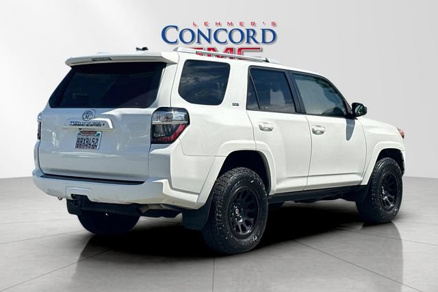 Used 2018 Toyota 4Runner SR5 AWD/4WD image 4