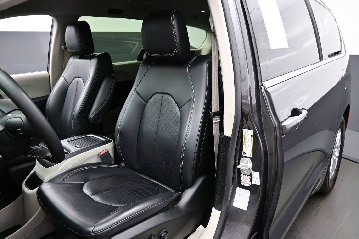 Used 2023 Chrysler Pacifica Touring-L FWD image 15