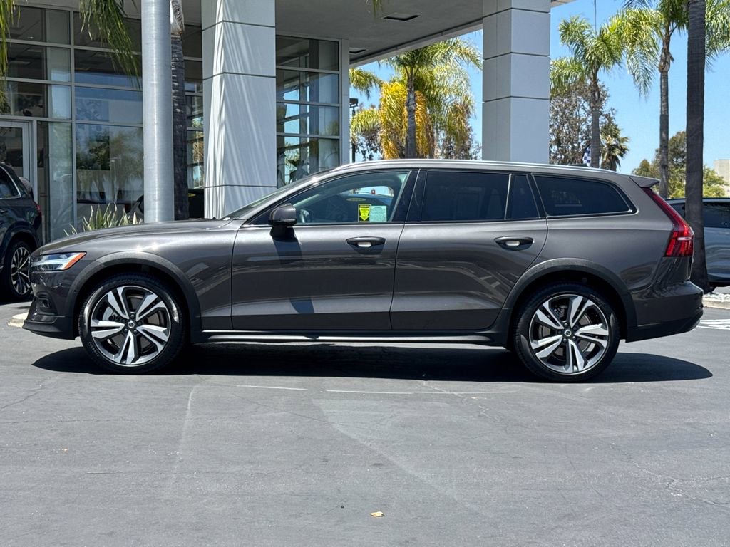 Certified 2025 Volvo V60 B5 Cross Country Plus AWD/4WD image 2