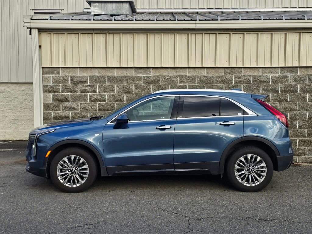 Used 2025 Cadillac XT4 Premium Luxury image 3