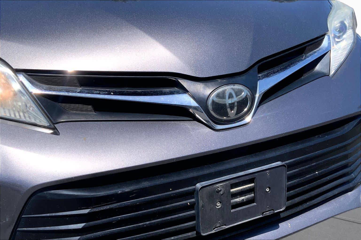 Used 2018 Toyota Sienna LE w/ Carpet Mat Package FWD image 29