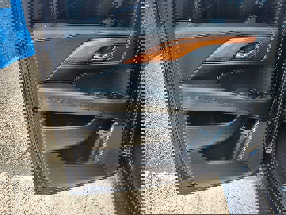 Used 2017 Cadillac Escalade ESV Luxury image 16