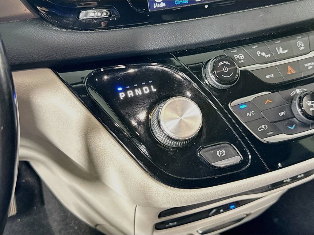 Used 2019 Chrysler Pacifica Touring Plus w/ Advanced Safetytec Group FWD image 17