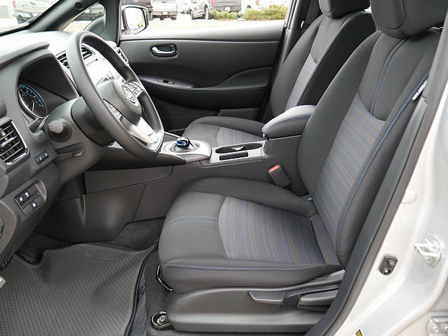 Used 2025 Nissan Leaf S image 10