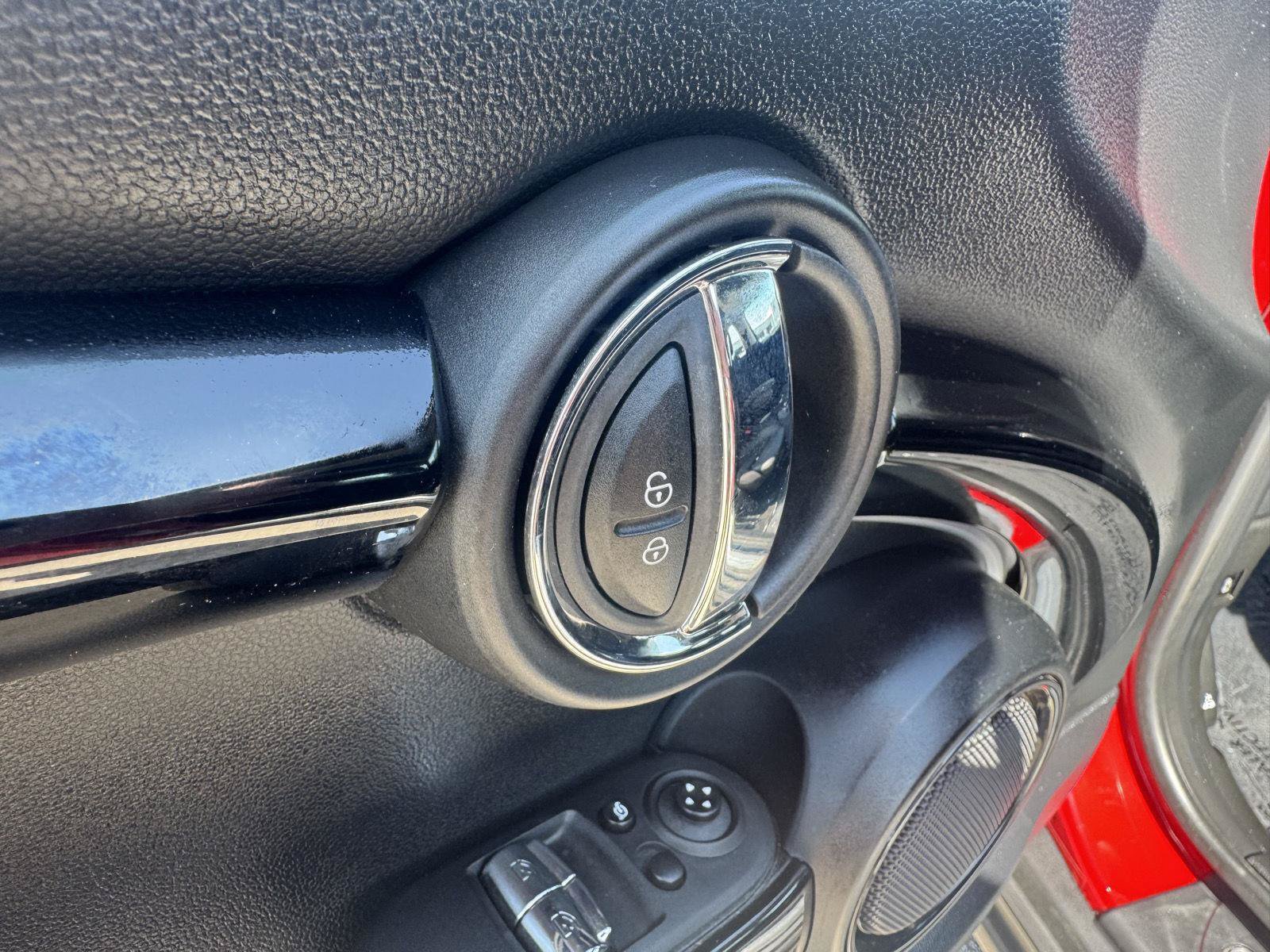 Used 2022 MINI Cooper SE w/ Driver Assistance Package FWD image 26