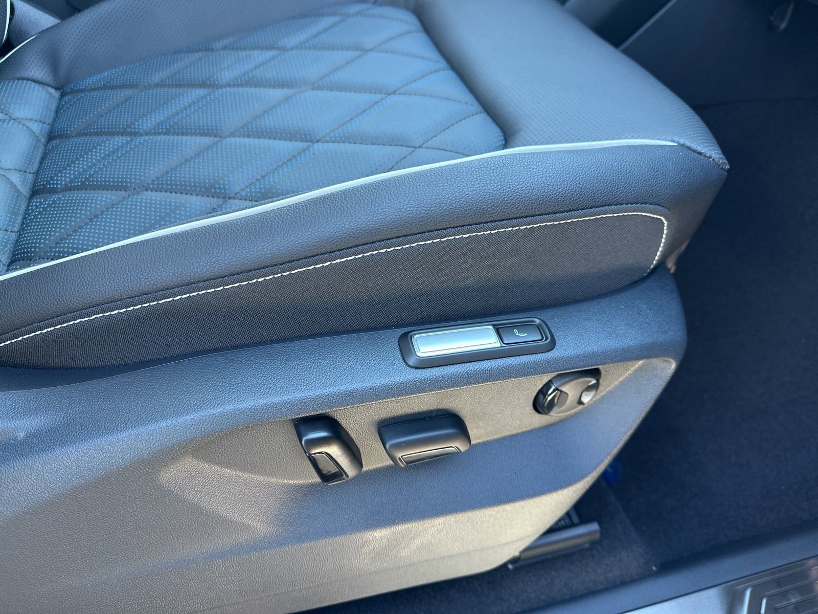 New 2026 Volkswagen Atlas Cross Sport SEL Premium R-Line image 27