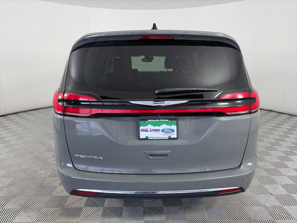 Used 2023 Chrysler Pacifica Touring-L FWD image 6