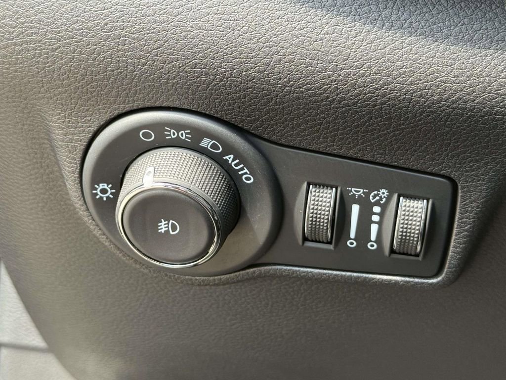 Used 2023 Jeep Compass Altitude image 28